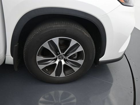 Used 2023 Toyota Highlander XLE AWD/4WD image 15