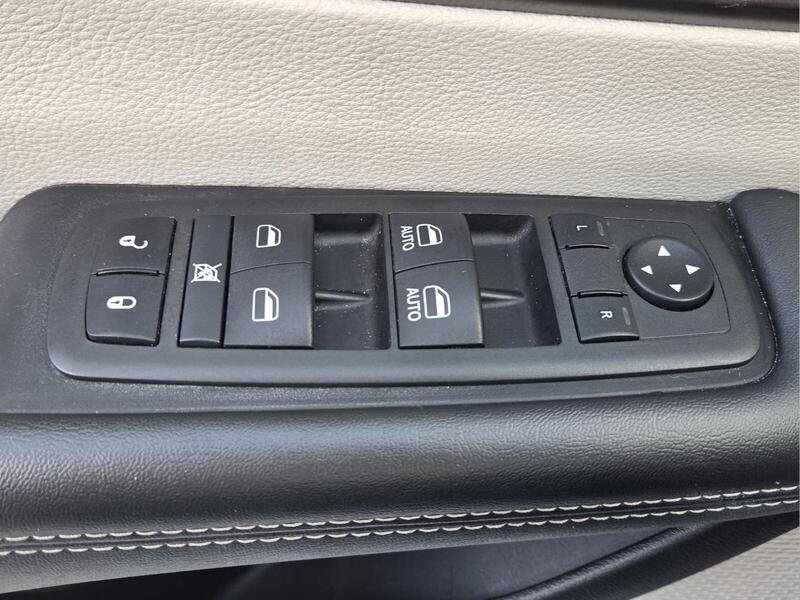 Used 2024 Chrysler Pacifica Touring-L FWD image 25