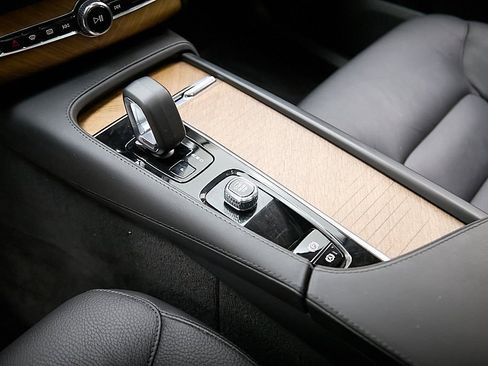 Used 2023 Volvo XC90 B6 Plus w/ Protection Package Premier image 17