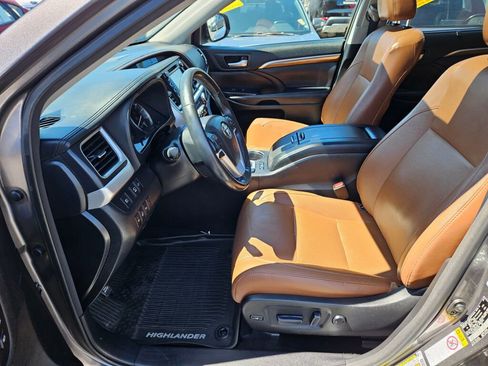 Used 2017 Toyota Highlander Limited Platinum AWD/4WD image 16