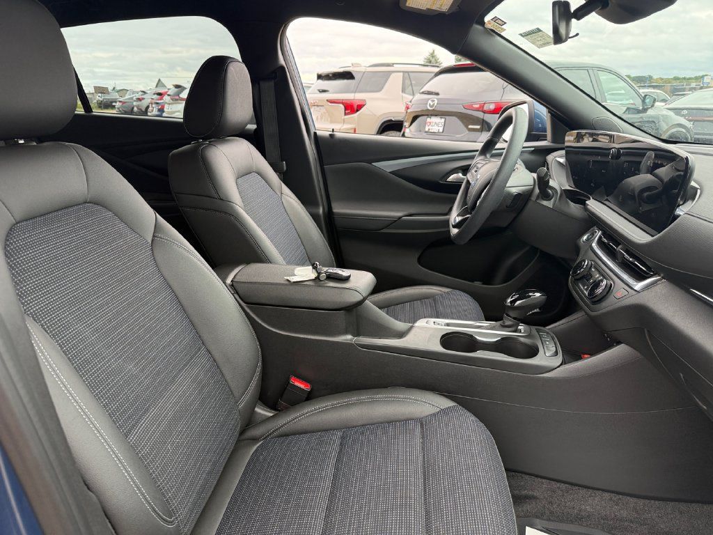 Used 2025 Buick Envista Preferred FWD image 40