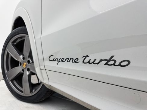 Used 2022 Porsche Cayenne Turbo image 12