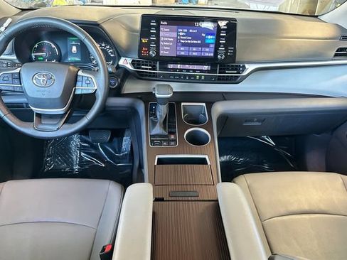 Used 2023 Toyota Sienna XLE FWD image 13