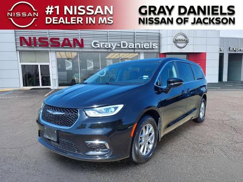 Used 2024 Chrysler Pacifica Touring-L FWD image 3