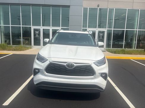 Used 2022 Toyota Highlander XLE AWD/4WD image 2