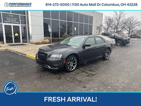 Used 2018 Chrysler 300 Touring w/ Sport Appearance Package image 8