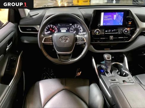 Used 2024 Toyota Highlander XLE image 5