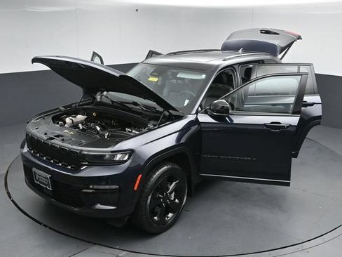 Used 2023 Jeep Grand Cherokee Limited w/ Black Appearance Package AWD/4WD image 55