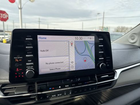 Used 2023 Toyota Sienna Limited image 21