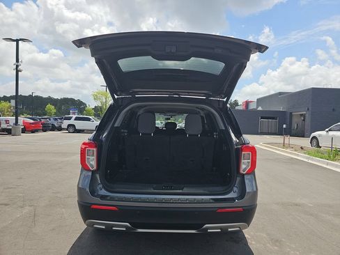 Used 2023 Ford Explorer XLT w/ Equipment Group 202A AWD/4WD image 18