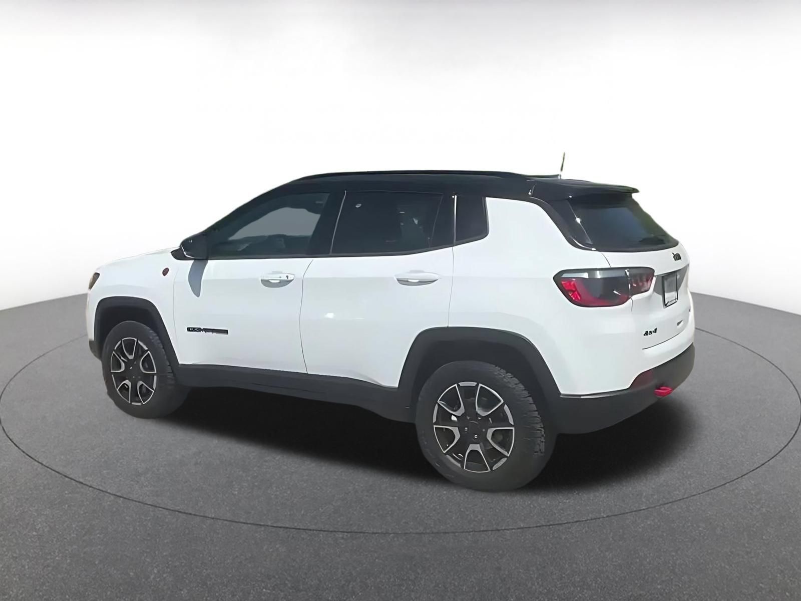 Used 2025 Jeep Compass Trailhawk AWD/4WD image 8