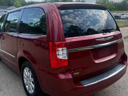 Used 2016 Chrysler Town & Country Touring FWD image 4