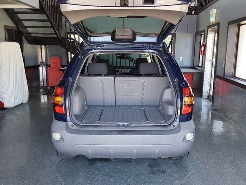 Used 2005 Pontiac Vibe w/ Power Group Value Package FWD image 21
