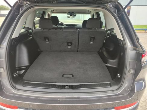 Used 2024 Jeep Grand Cherokee Laredo RWD image 13