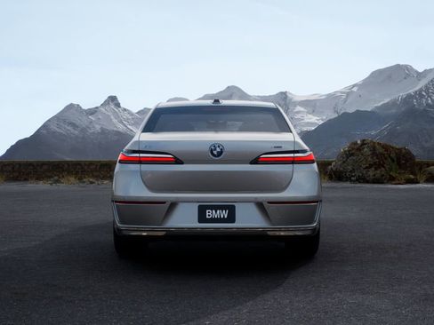 Used 2025 BMW i7 xDrive60 w/ Premium Package image 31