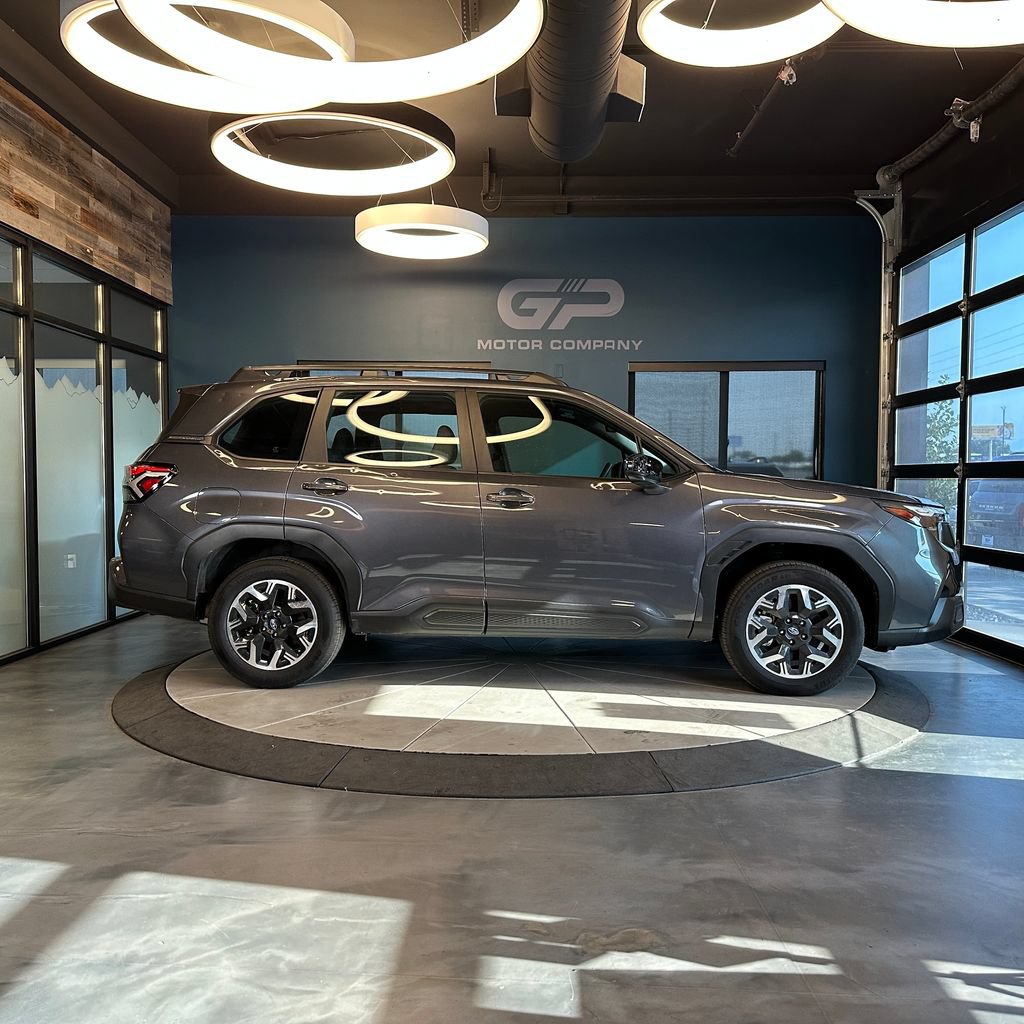 Used 2025 Subaru Forester AWD/4WD image 2