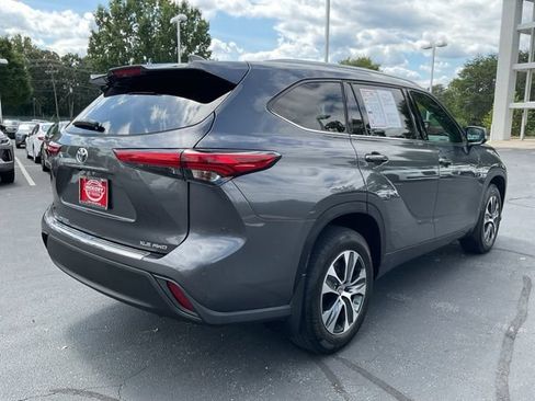 Used 2022 Toyota Highlander XLE AWD/4WD image 8