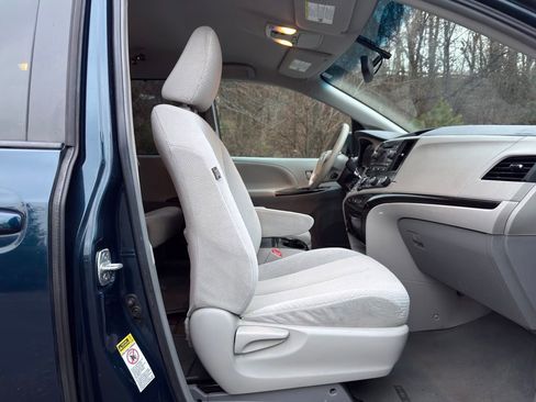 Used 2012 Toyota Sienna LE w/ Towing Pkg image 26