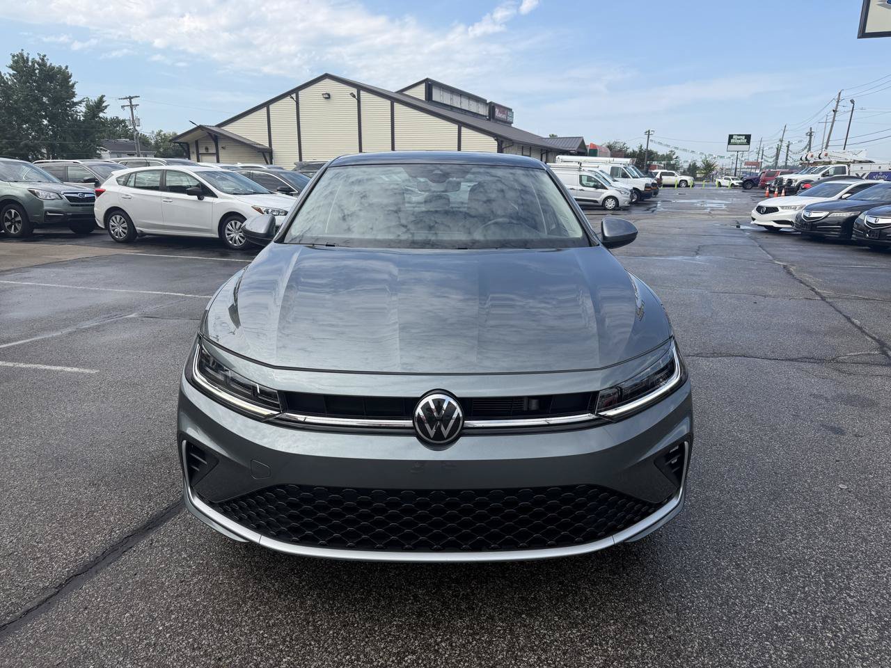 Used 2025 Volkswagen Jetta SE FWD image 3