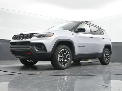 Used 2025 Jeep Compass Trailhawk AWD/4WD image 48