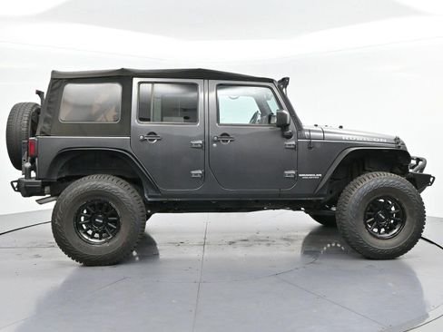 Used 2017 Jeep Wrangler Unlimited Rubicon w/ Connectivity Group AWD/4WD image 8