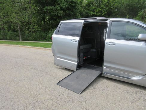 Used 2020 Toyota Sienna XLE w/ XLE Navigation Package FWD image 20