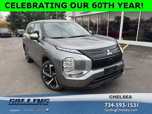 Used 2023 Mitsubishi Outlander SE image 1