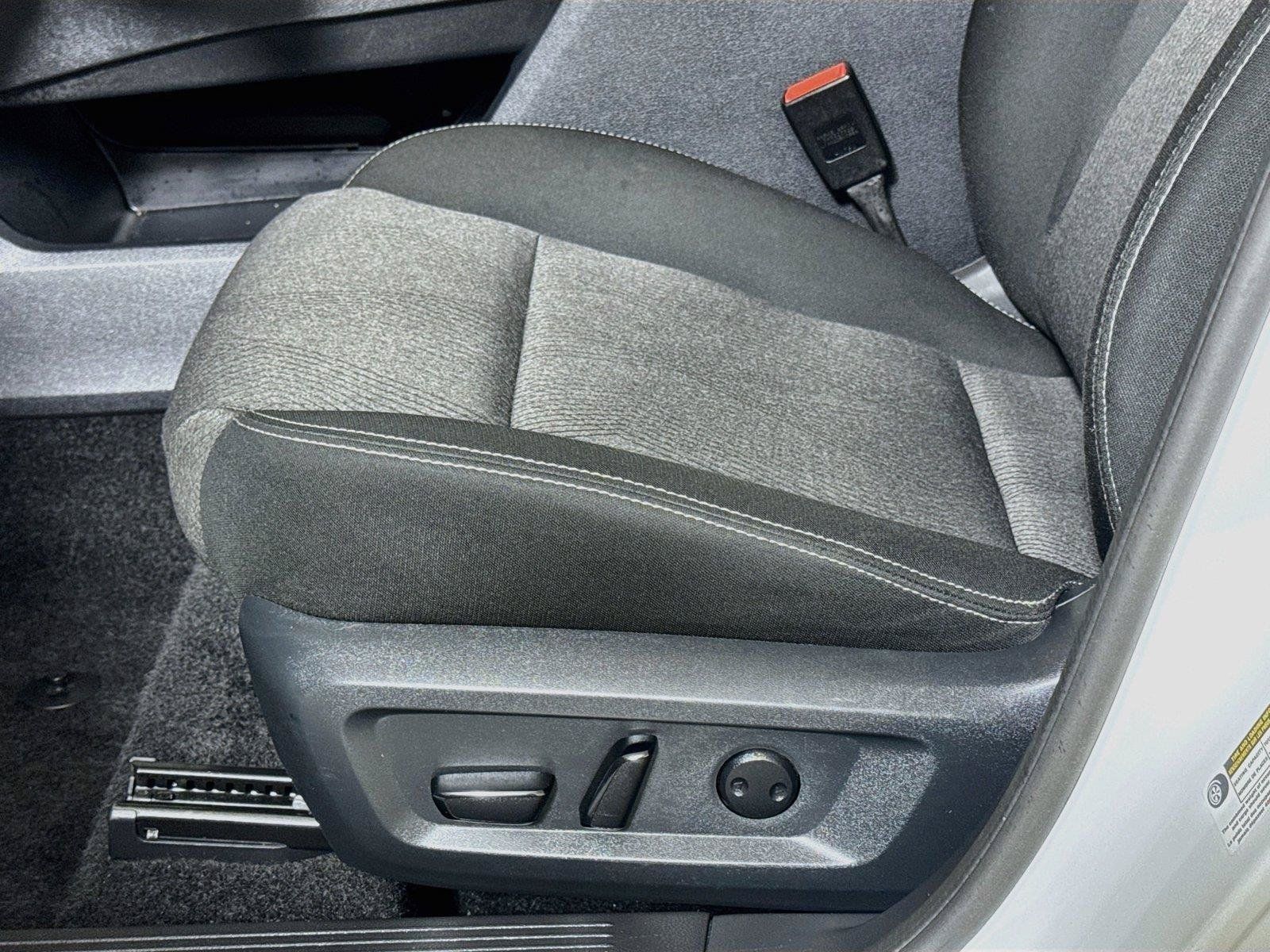 Used 2025 Nissan Rogue SV FWD image 16