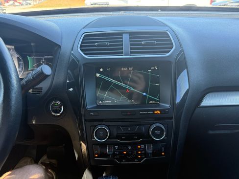 Used 2018 Ford Explorer XLT w/ Equipment Group 202A FWD image 9
