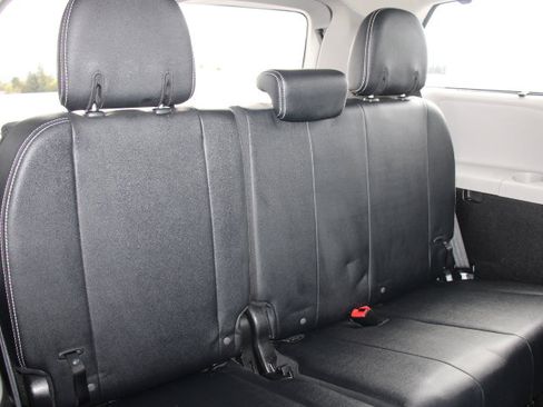 Used 2017 Toyota Sienna SE Premium image 18