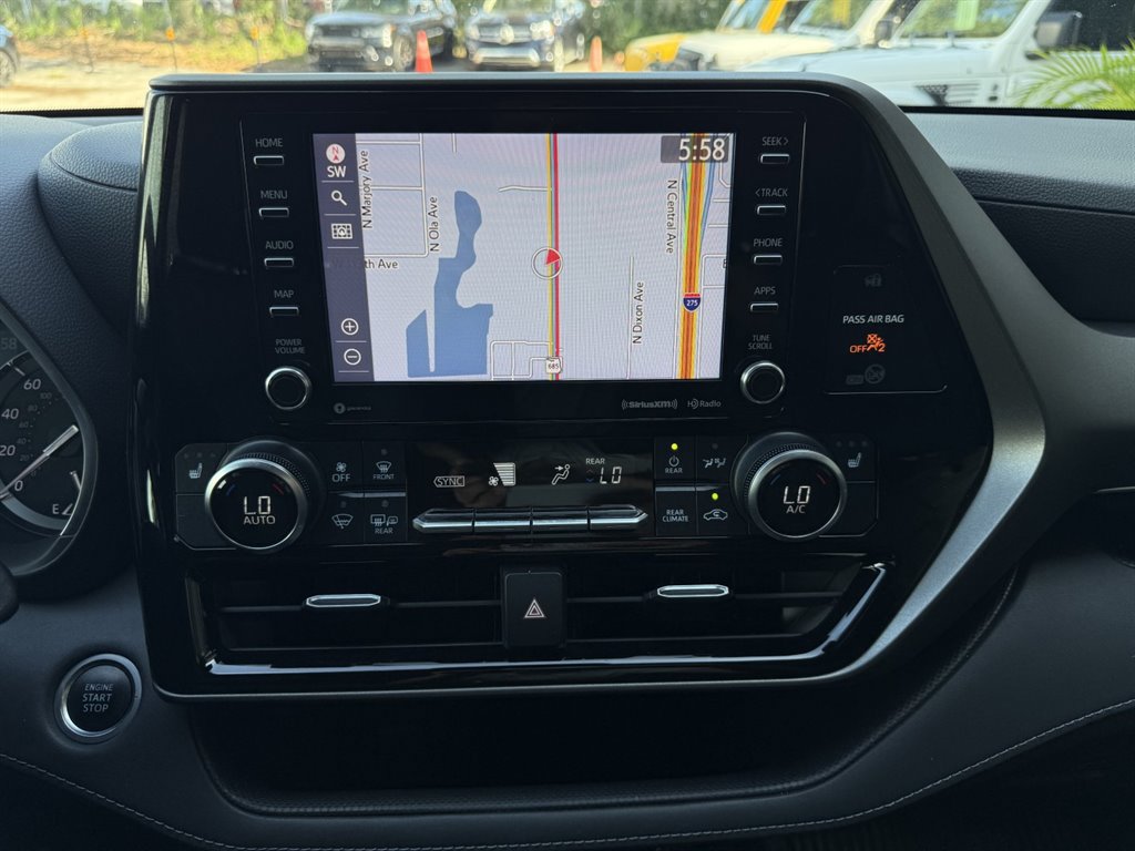 Used 2020 Toyota Highlander XLE FWD image 29