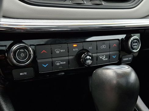Certified 2022 Jeep Compass Limited w/ Sun and Sound Group AWD/4WD image 16