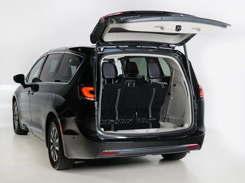 Used 2023 Chrysler Pacifica Limited FWD image 6