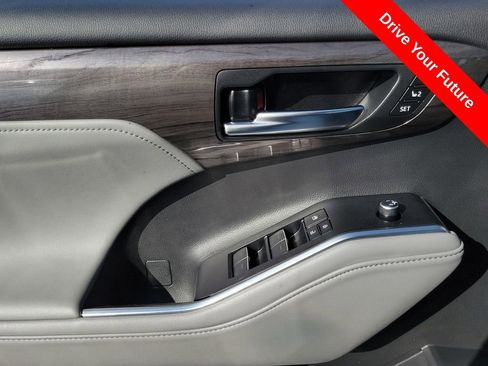 Used 2022 Toyota Highlander Limited FWD image 17