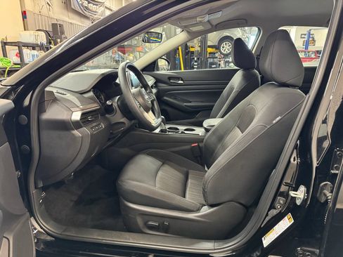 Used 2025 Nissan Altima 2.5 SV FWD image 13