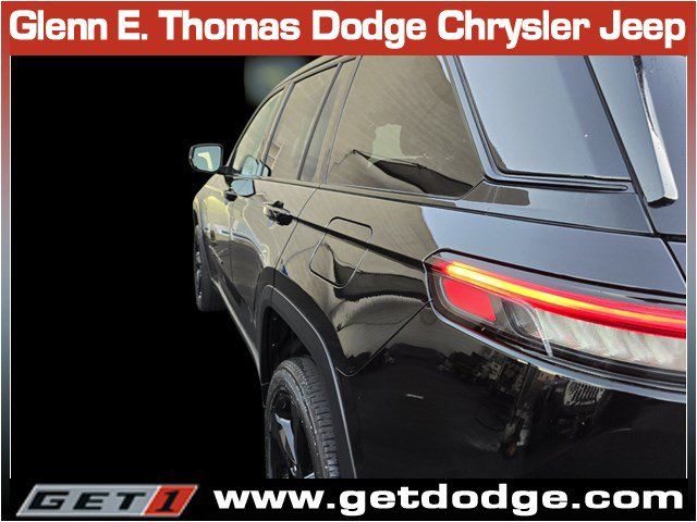 Used 2023 Jeep Grand Cherokee Altitude AWD/4WD image 10