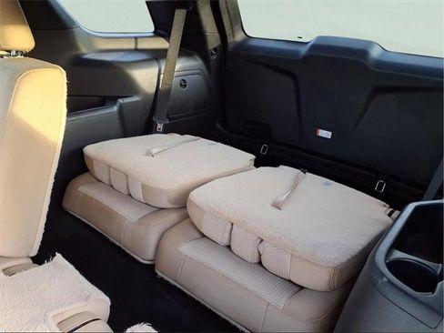 Used 2016 Ford Explorer XLT image 17