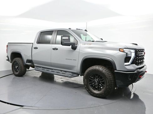 Used 2025 Chevrolet Silverado 2500 ZR2 w/ Technology Package AWD/4WD image 5
