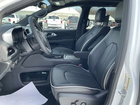 New 2026 Chrysler Pacifica Limited w/ Uconnect Theater Family Group image 8