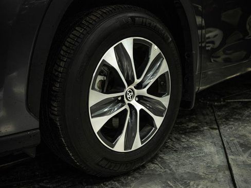 Used 2024 Toyota Highlander XLE image 3