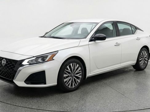 Used 2025 Nissan Altima 2.5 SV FWD image 3