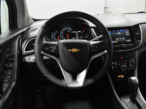 Used 2022 Chevrolet Trax LT w/ LT Convenience Package AWD/4WD image 9