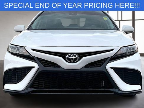 Used 2022 Toyota Camry SE image 2