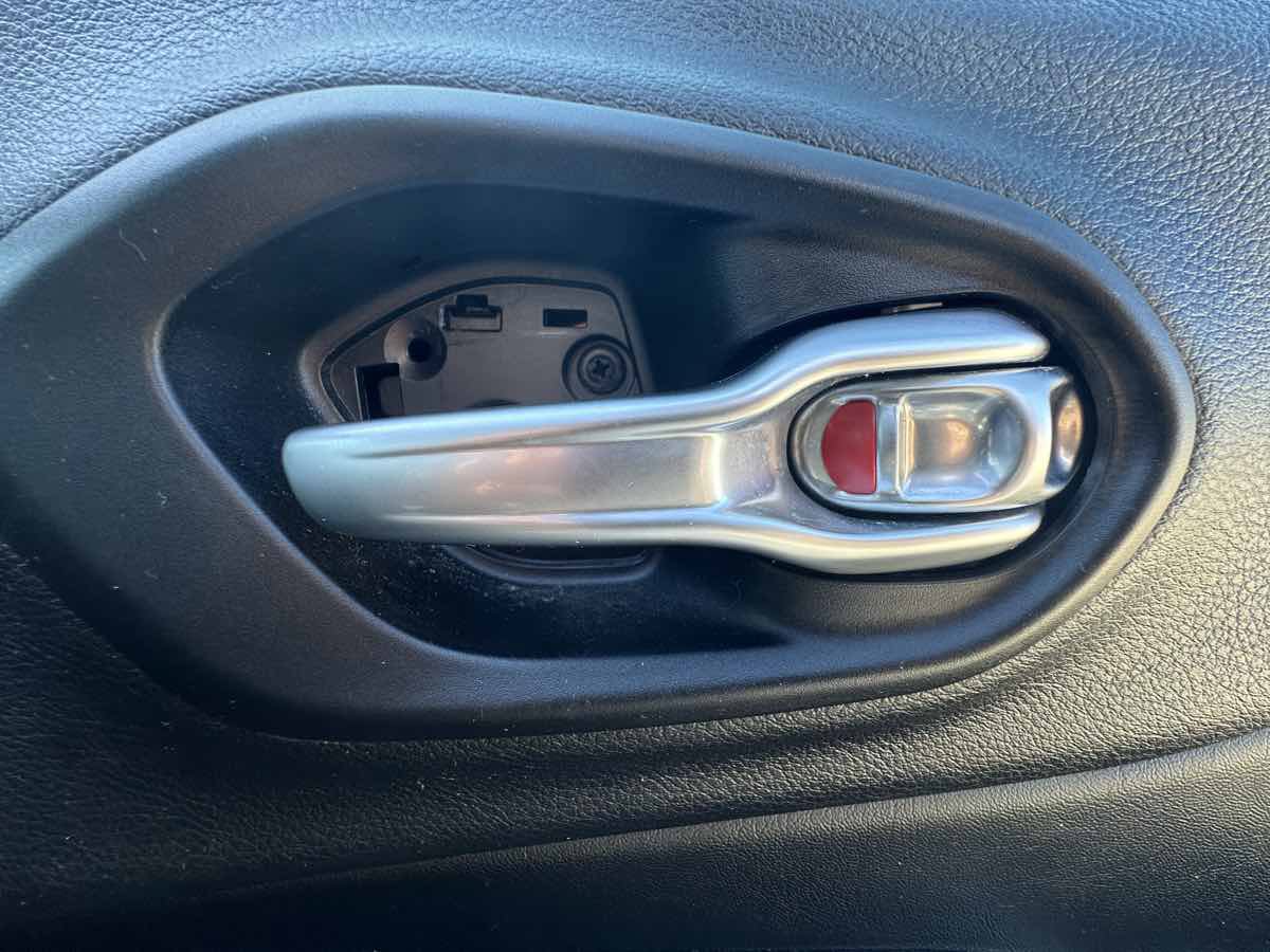 Used 2017 Jeep Cherokee Limited AWD/4WD image 32