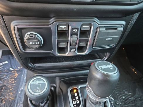 Used 2019 Jeep Wrangler Unlimited Sahara w/ Cold Weather Group AWD/4WD image 25