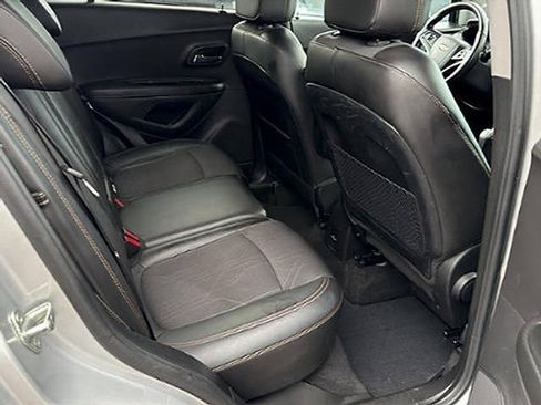 Used 2019 Chevrolet Trax LT w/ Sun & Sound Package FWD image 7