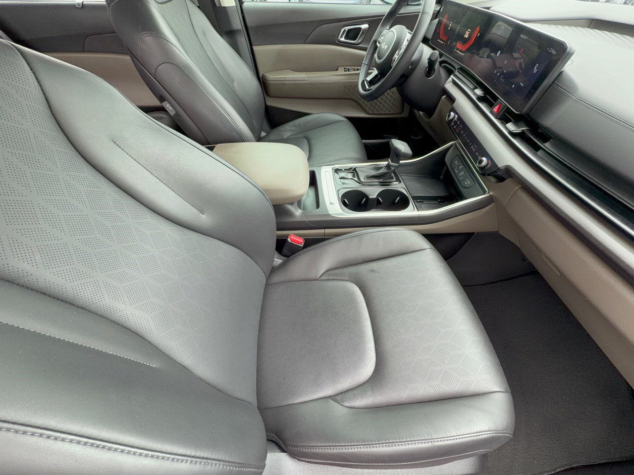 Used 2025 Kia Carnival EX FWD image 30