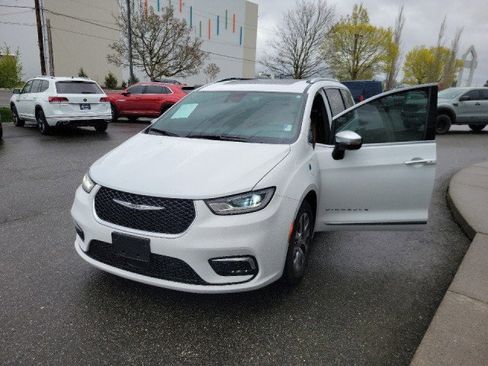 Used 2023 Chrysler Pacifica Pinnacle image 16