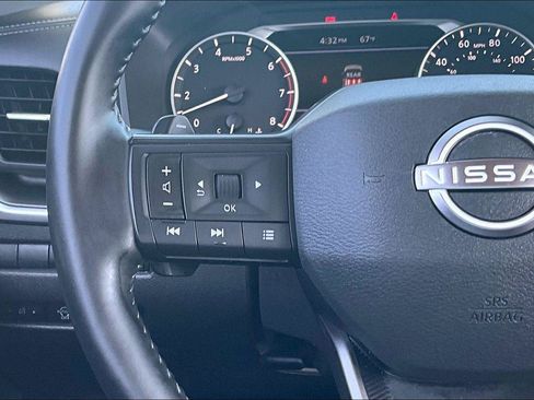 Used 2025 Nissan Rogue SV AWD/4WD image 11