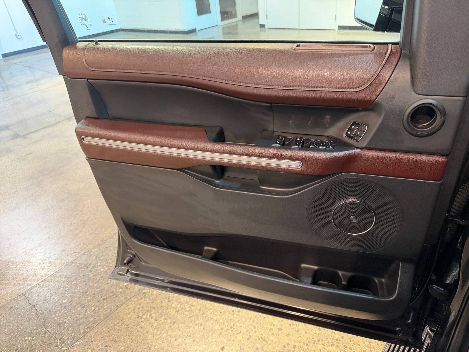 Used 2024 Ford Expedition Limited AWD/4WD image 18